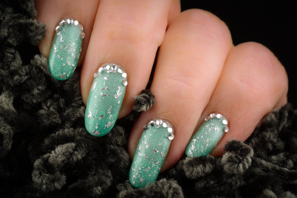 绿色的指甲搭配亮片和人造钻石图片下载