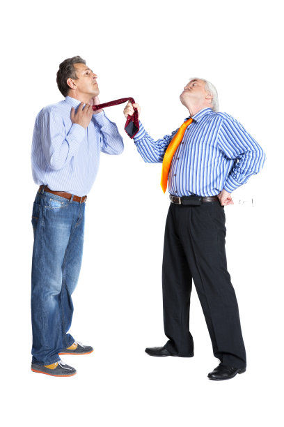 商人向年轻人拉领带图片下载