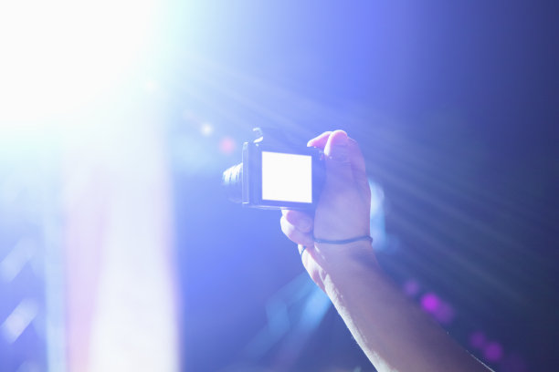 在音乐会上用数码相机拍照图片下载