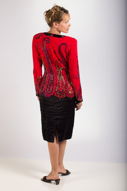 女人摆姿势在红色衬衫，黑色裙子-后视图图片下载