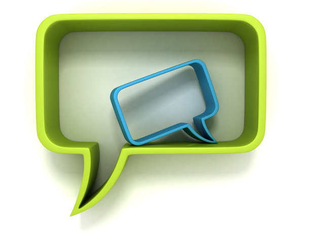 绿色和蓝色的演讲对话泡泡在白色上图片下载