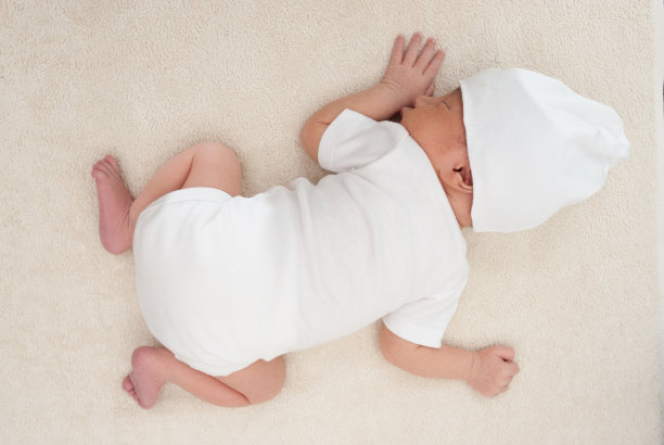 小男孩以青蛙的姿势睡觉图片下载