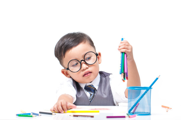 这个男孩用彩色蜡笔画画图片下载