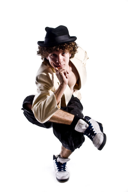 身着米色夹克的时尚青年蹲着图片下载