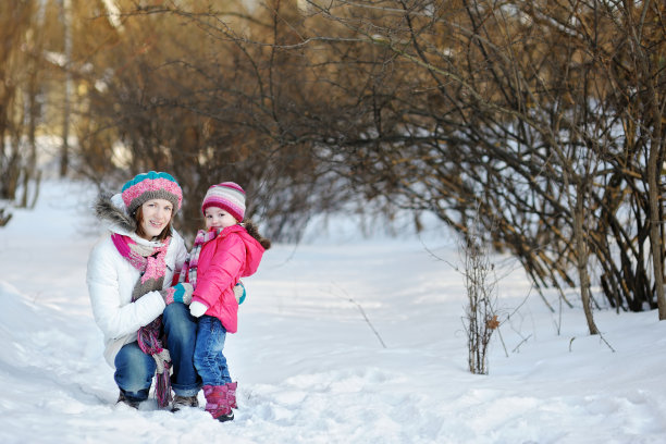 年轻的母亲和她的女儿在冬天图片下载