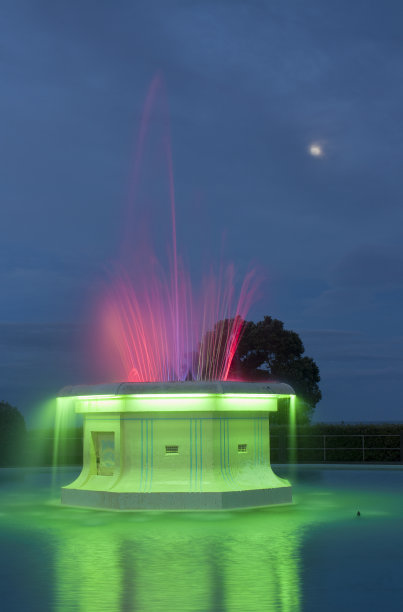 喷泉在晚上图片下载