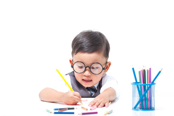 这个男孩用彩色蜡笔画画图片下载