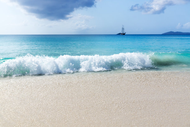 西谢尔的拉迪格岛是一个赚钱的地方。这艘游艇图片下载