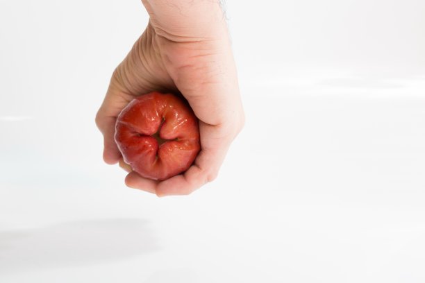 手捧玫瑰苹果。图片下载