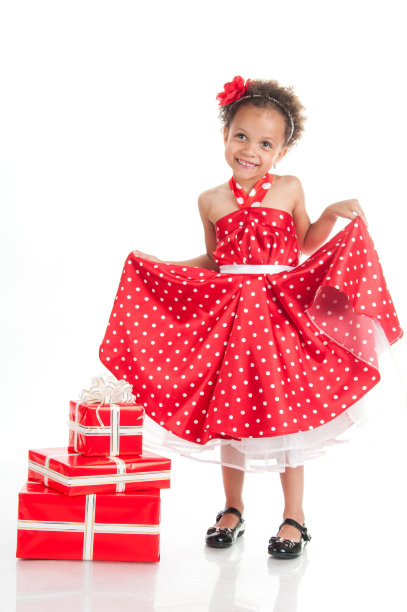 带着礼物的漂亮小女孩。图片下载