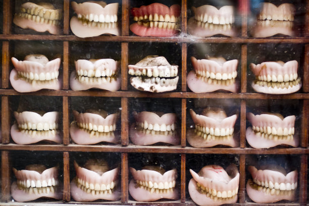 橱窗里的二手假牙图片下载