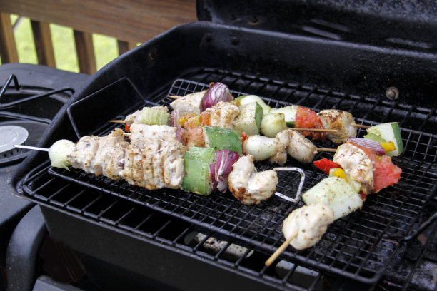 烤架上的烤鸡图片下载