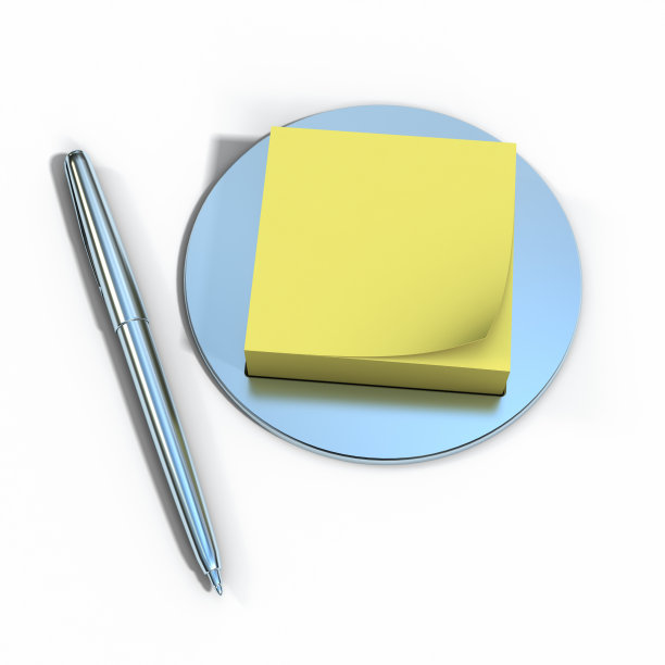 黄纸笔记和金属笔图片下载