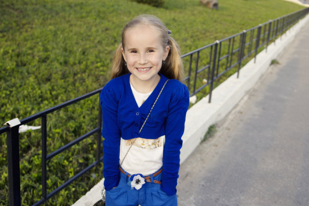 美丽的小孩在微笑图片下载