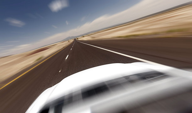 在路上超速行驶图片下载