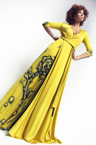 穿长裙的女人图片下载