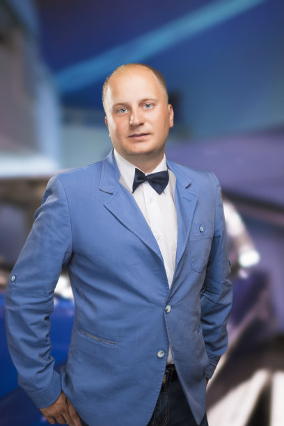 一个穿着西装打着领结的男人的肖像图片下载