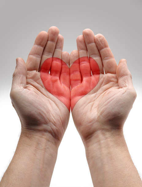 男人的手呈心形图片下载