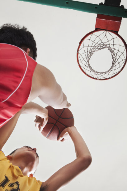 两人打篮球，拦网图片下载