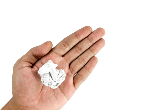 手拿着一个皱巴巴的孤立物图片下载