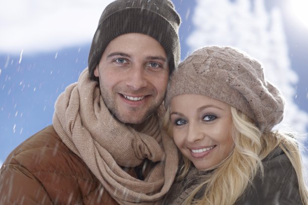 特写冬天的恩爱夫妇肖像图片下载