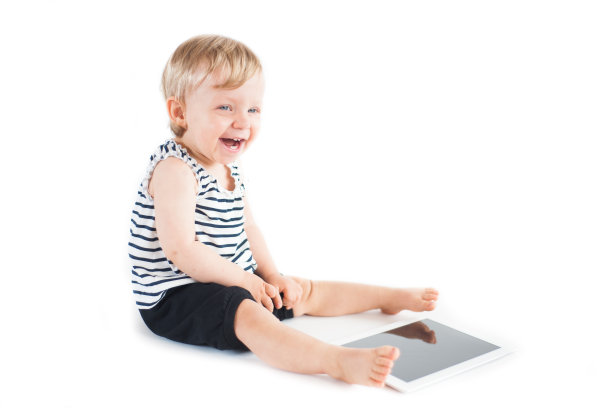 婴儿与数码平板隔离白色图片下载