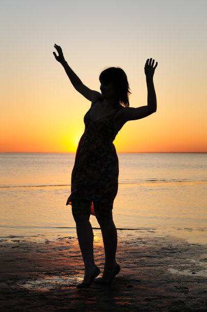 海边的女人的剪影图片下载