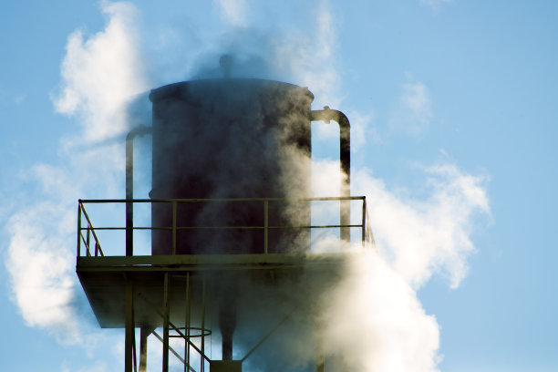 水塔被蒸汽覆盖图片下载