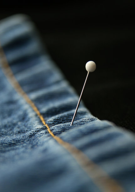 牛仔布配别针图片下载