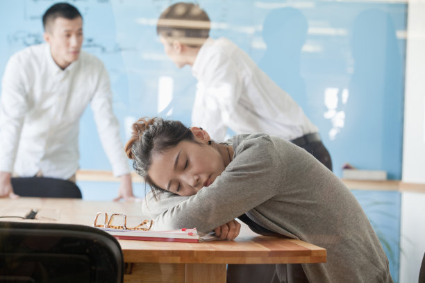 年轻的女商人在开会时睡着了图片下载