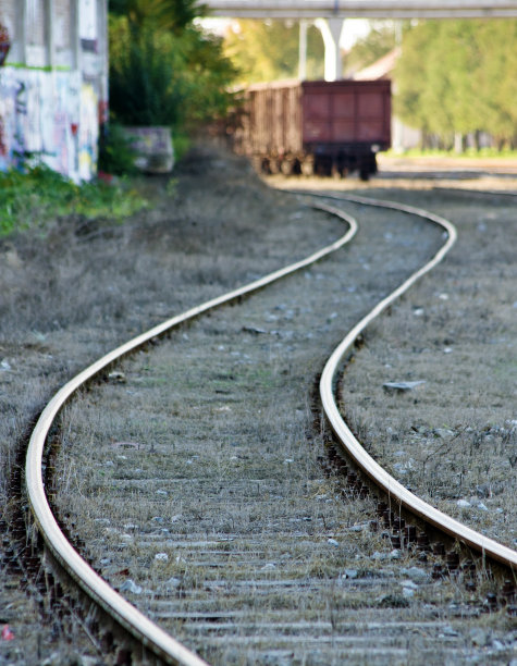 通往货车的弯弯曲曲的铁轨图片下载