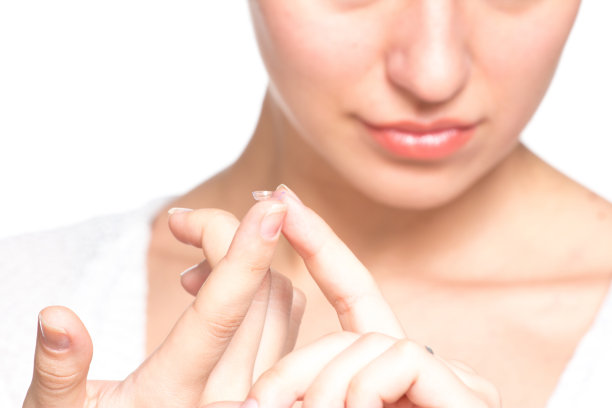 女人手里拿着隐形眼镜盒图片下载