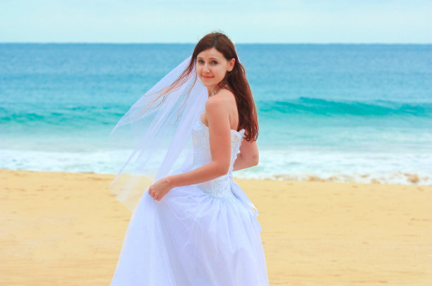 海滩上漂亮的新娘图片下载