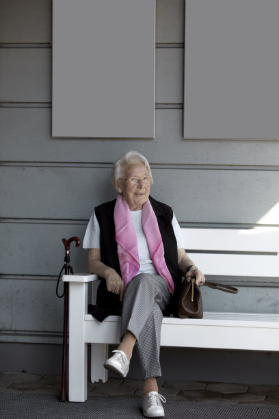 老妇人笑着图片下载