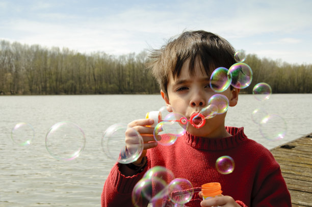 有很多泡泡的孩子图片下载