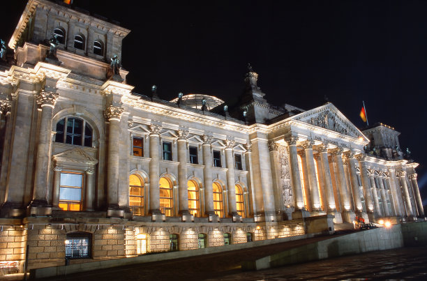 柏林吗?晚上的德国国会大厦图片下载