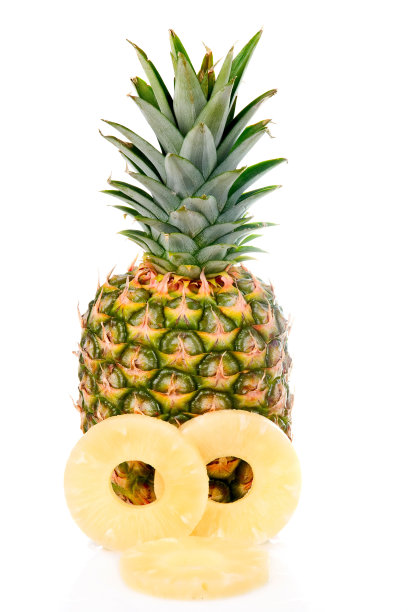 成熟的菠萝与切片分离图片下载