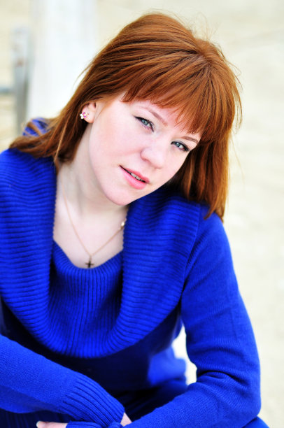 明亮的红头发的美女图片下载