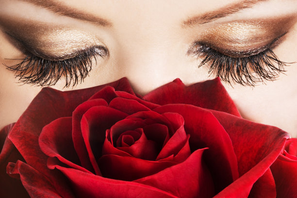 长着长长的睫毛的女人图片下载