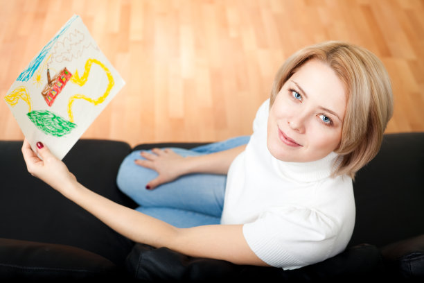 妈妈和她的孩子在画画图片下载