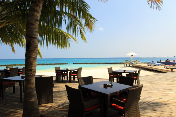 海滩上的空桌椅图片下载