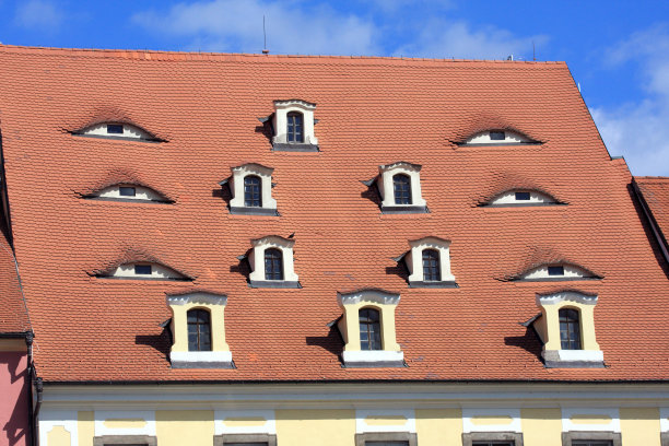 切布-捷克共和国，带有窗户的旧瓦屋顶图片下载