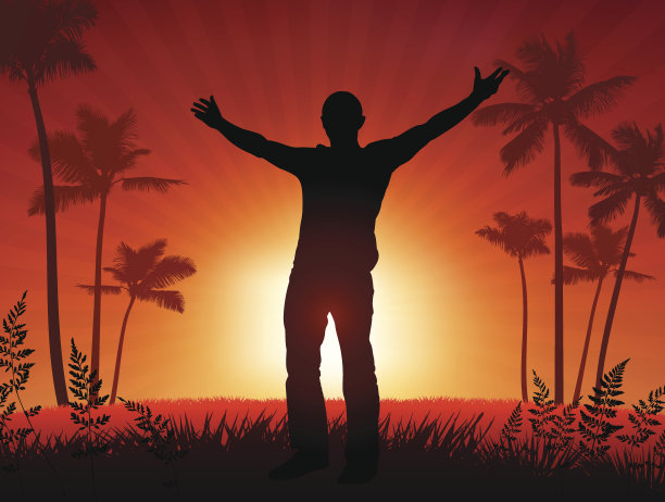 在棕榈树的背景上伸出双臂的男人图片下载