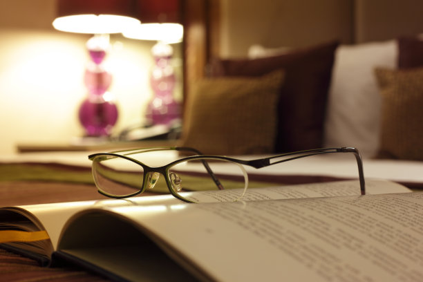 在豪华酒店房间的床边阅读图片下载