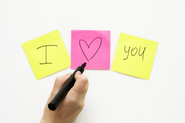 人的手用记号笔在彩色纸条上写字图片下载