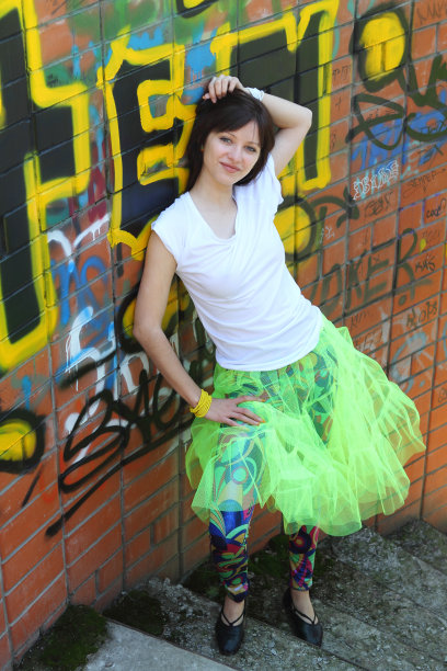 女孩在墙边涂鸦图片下载