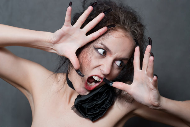 黑指甲女巫图片下载