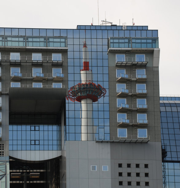 日本京都塔的倒影图片下载