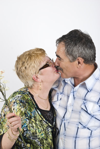 成熟的情侣接吻图片下载