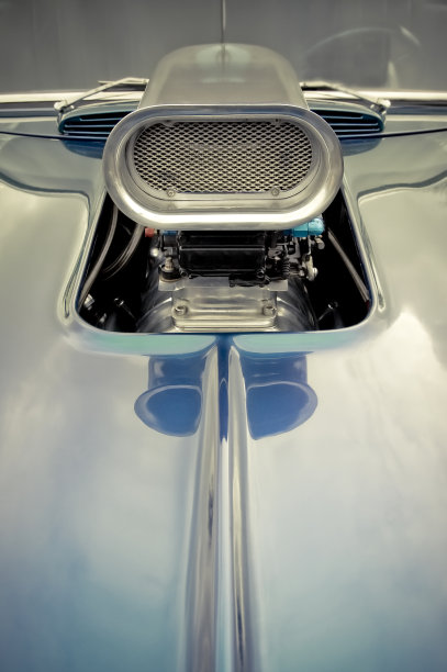 一辆蓝色汽车前罩的特写图片下载